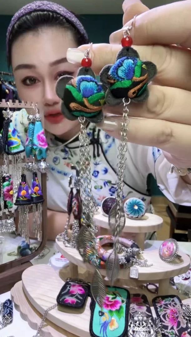 刺绣纯手工苗绣非遗耳环