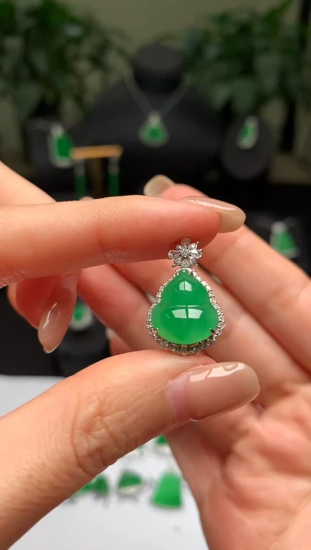 颈饰18K金镶嵌翡翠葫芦