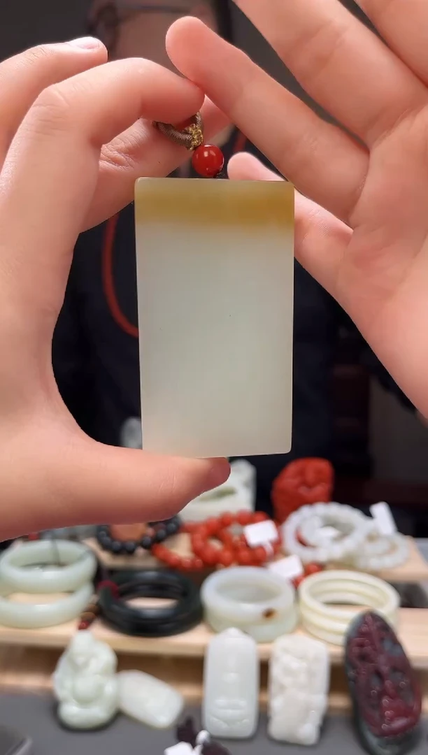 颈饰未镶嵌和田玉吊坠