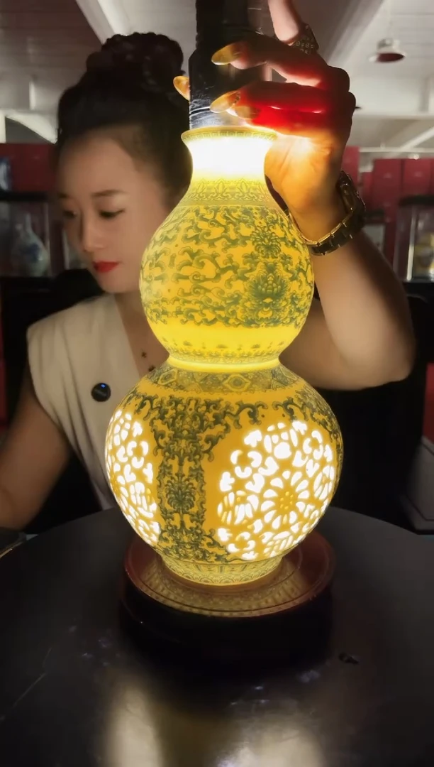 陶瓷青花四面开窗葫芦瓶