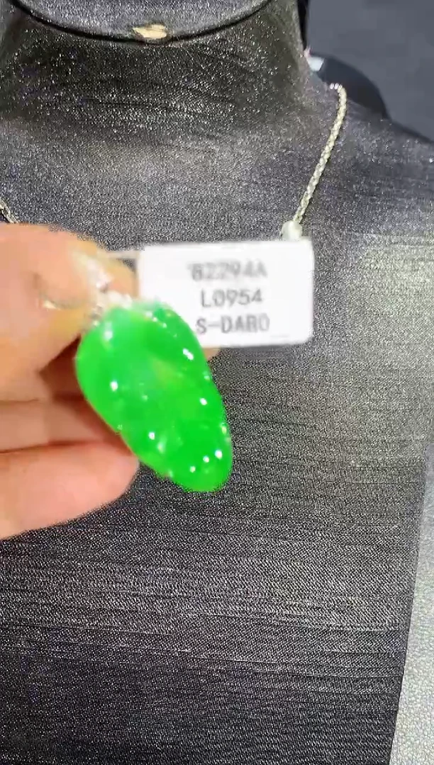 吊坠(不含链)18K金镶嵌翡翠多样性发其一