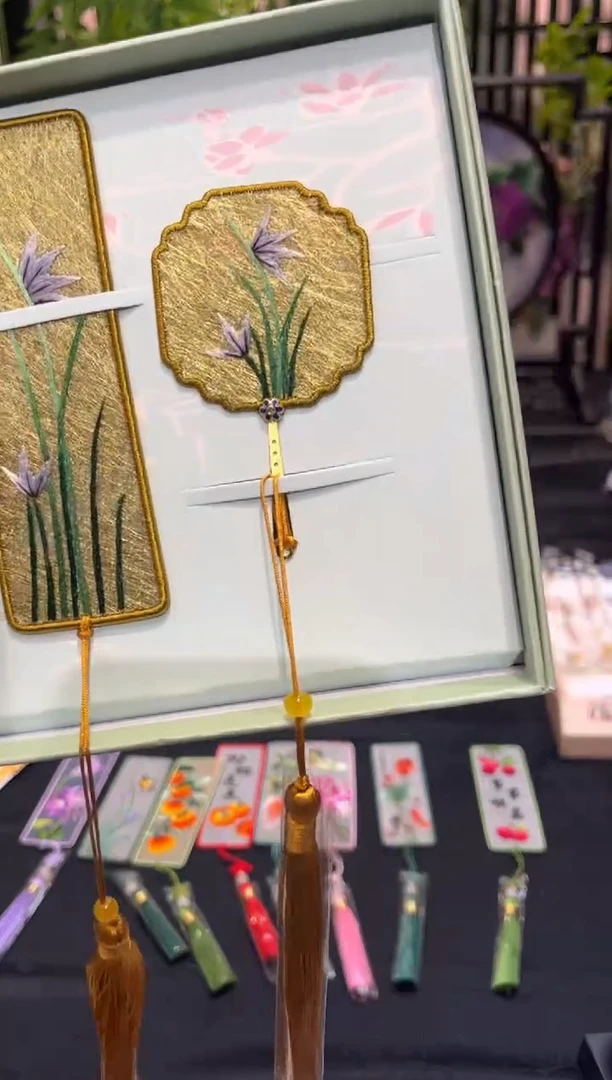 织绣牧**笛非遗苏绣手工饰品