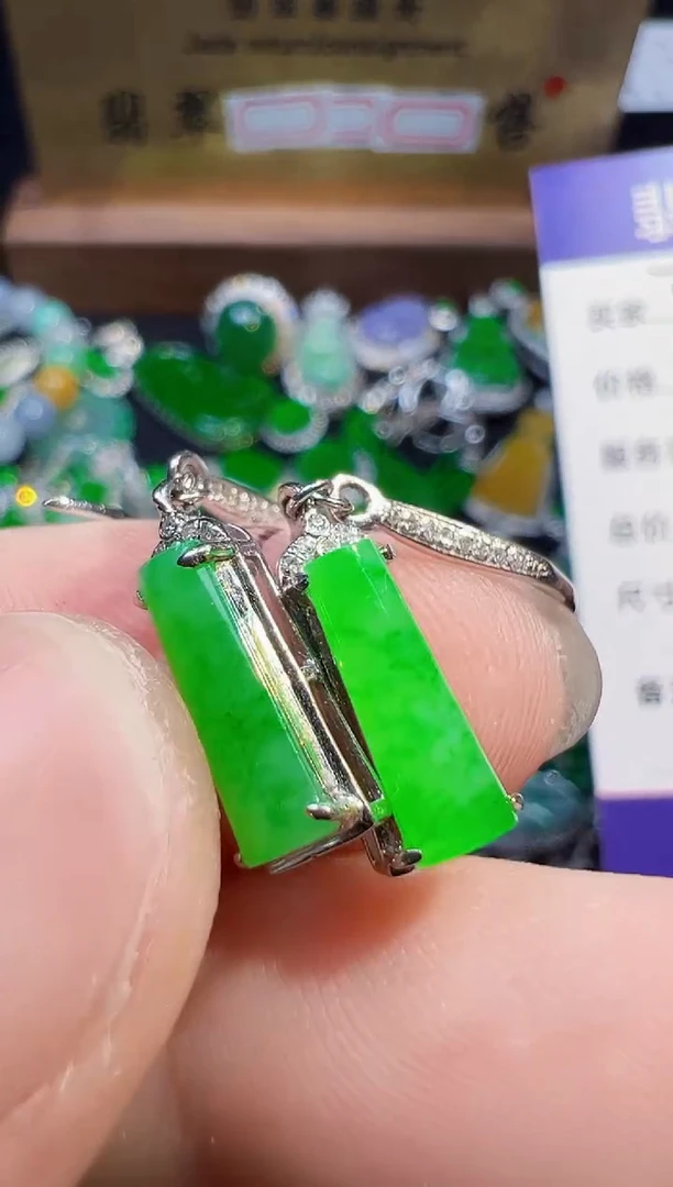 翡翠18K金镶嵌耳饰慧*?翡翠
