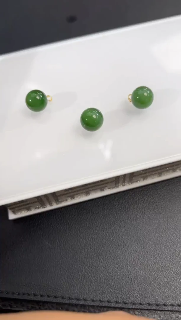 18K金镶嵌和田玉挂件边城刀客/193237/多样性发一/配皮绳发