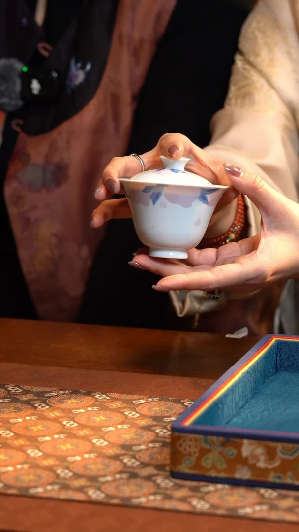 【闪购商品】L元煦窑青花釉下五彩寿桃盖碗描金