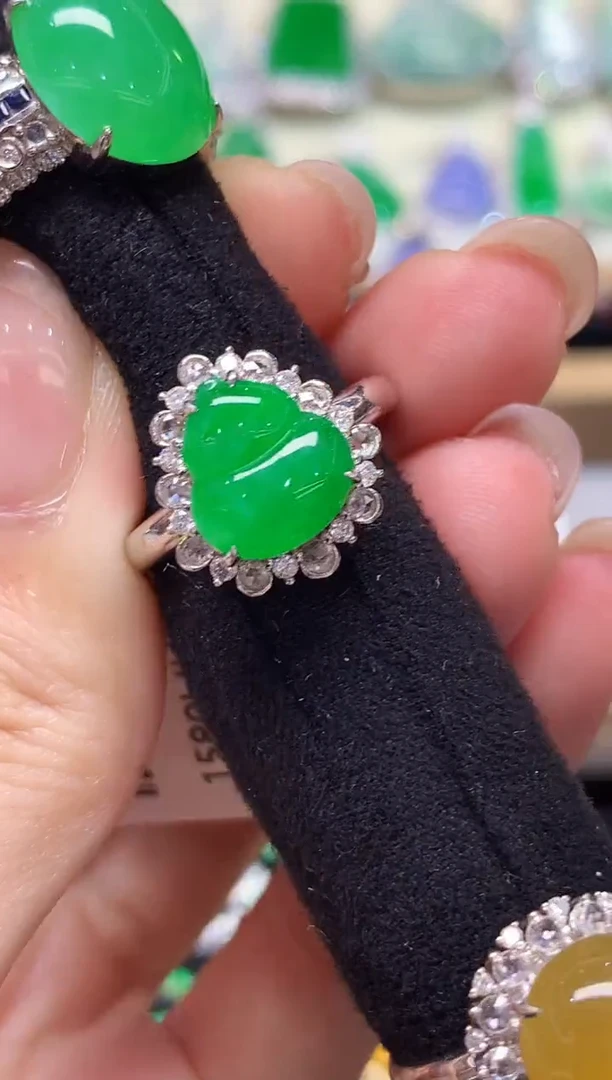 18K金镶嵌戒指翡翠多样性发其一