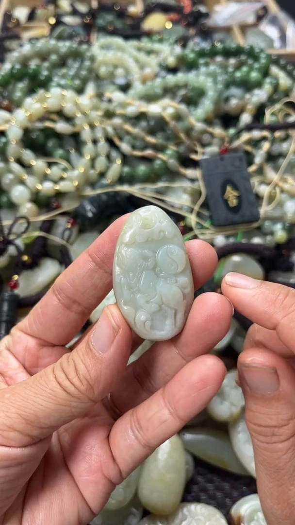 和田玉未镶嵌颈饰（多样性发一件）没有证书有瑕