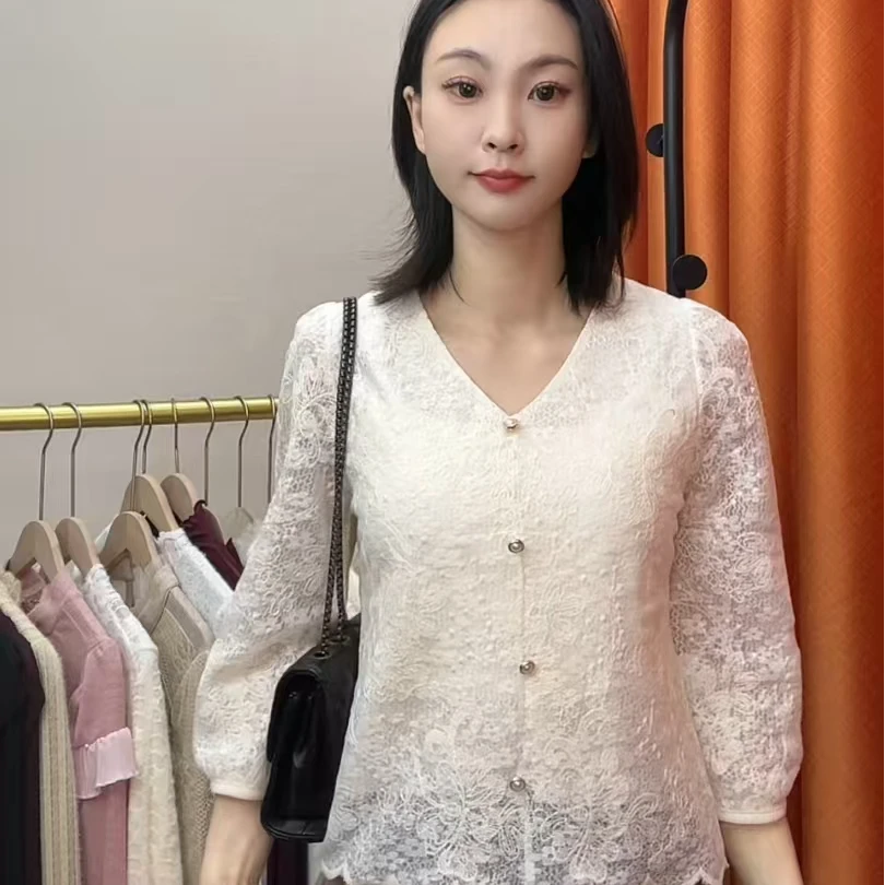 2025蕾丝长袖珍珠法式女上衣刺绣衬衫春秋新款重工时尚百搭打底衫