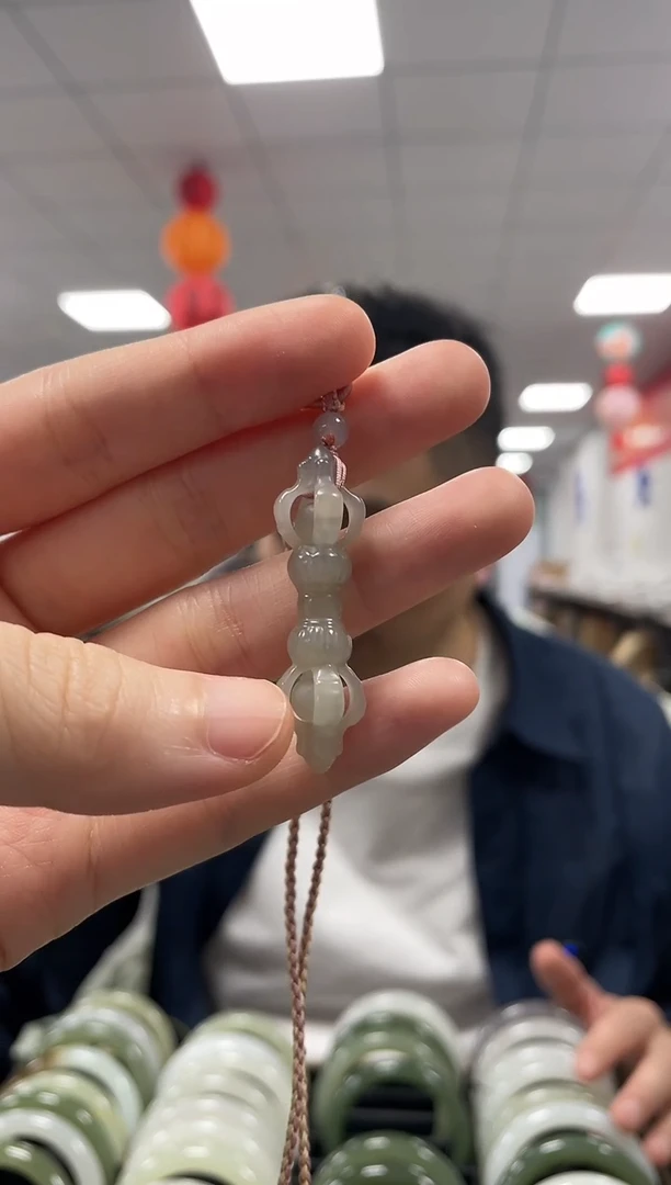 和田玉未镶嵌颈饰烟紫杵挂件一件