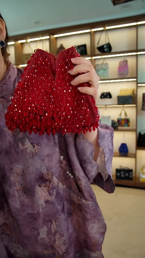 织绣百格汇手工串珠包