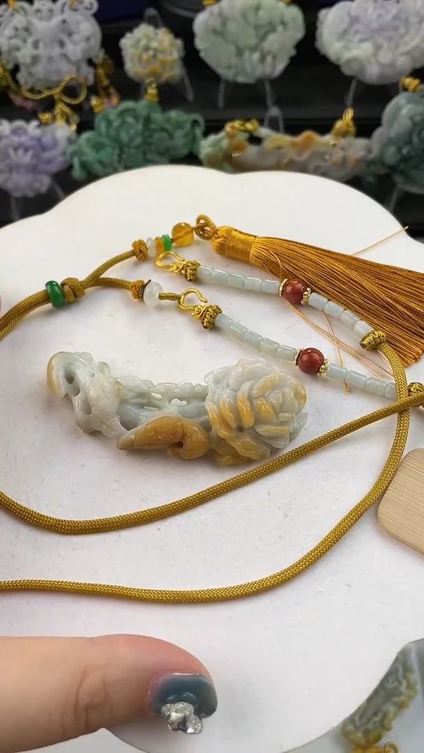 翡翠未镶嵌颈饰6818赠链,部分宝贝微瑕主播介绍为准