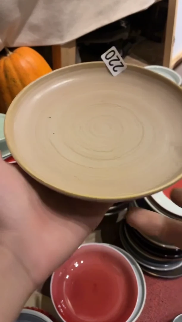 瓷片是**呀220 微瑕手刷黄色螺纹立边盘1个