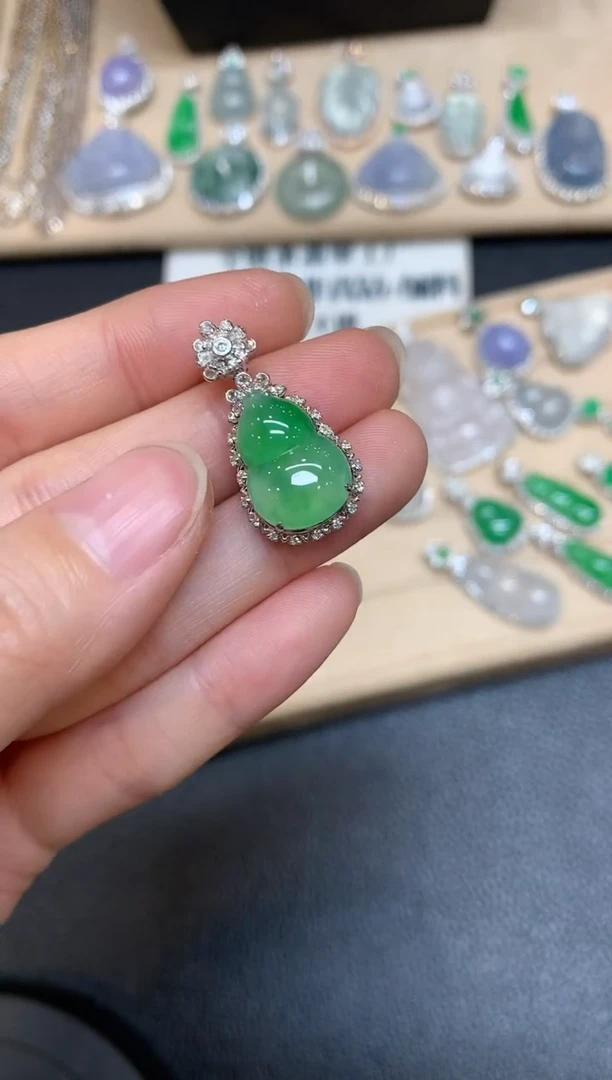 【闪购商品】翡翠颈饰18K金镶嵌葫芦【无服务费