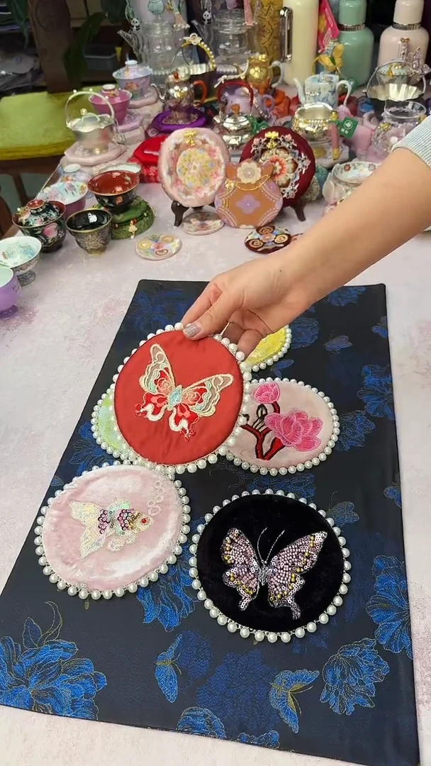 75红色蝴蝶杯垫