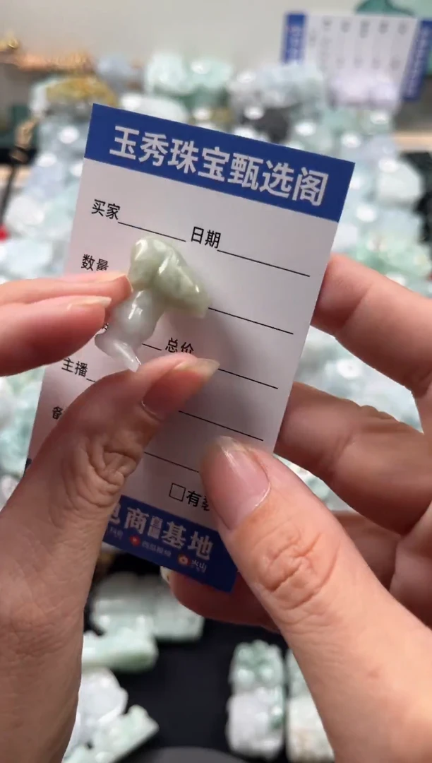 翡翠未镶嵌吊坠(赠链)史努比吊坠