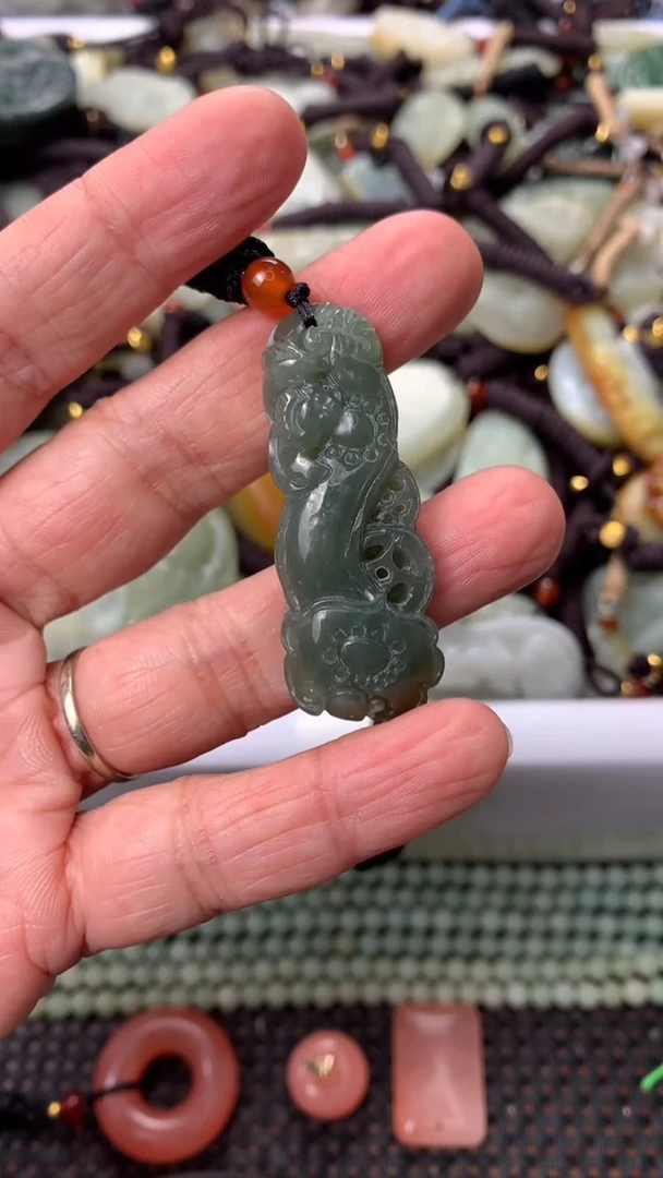 【闪购商品】和田玉颈饰未镶嵌多样性发货没有证书，拍一发一.有瑕