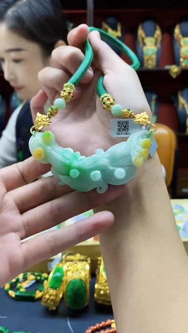 颈饰未镶嵌翡翠吊坠