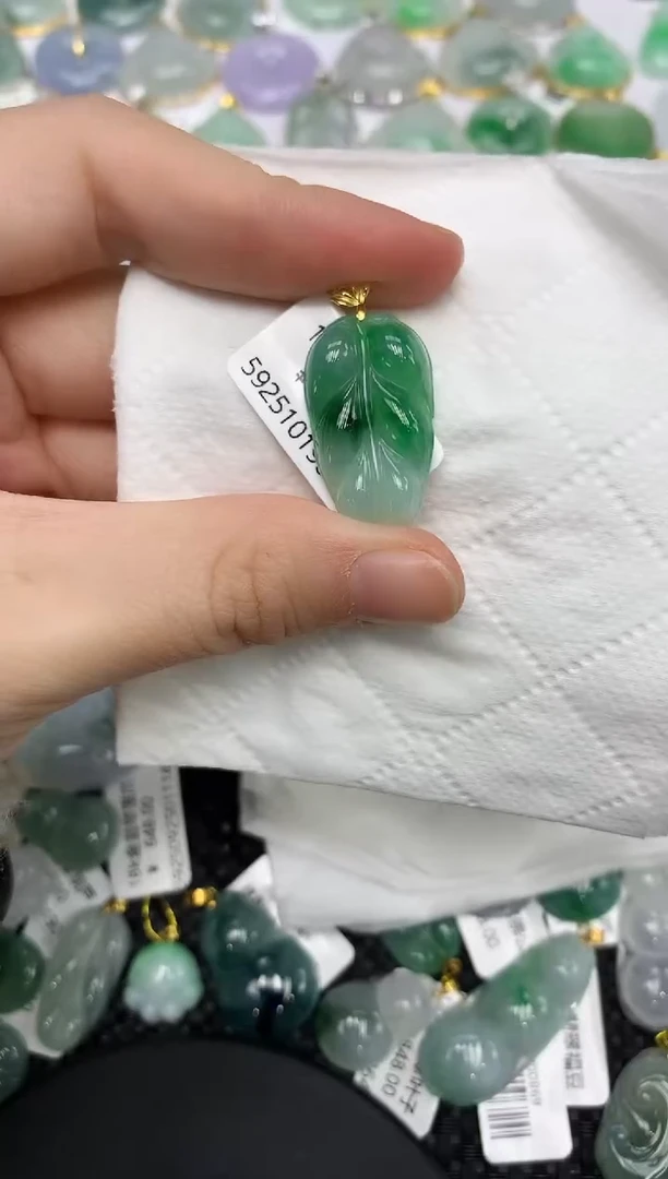 颈饰18K金镶嵌翡翠 111111111111