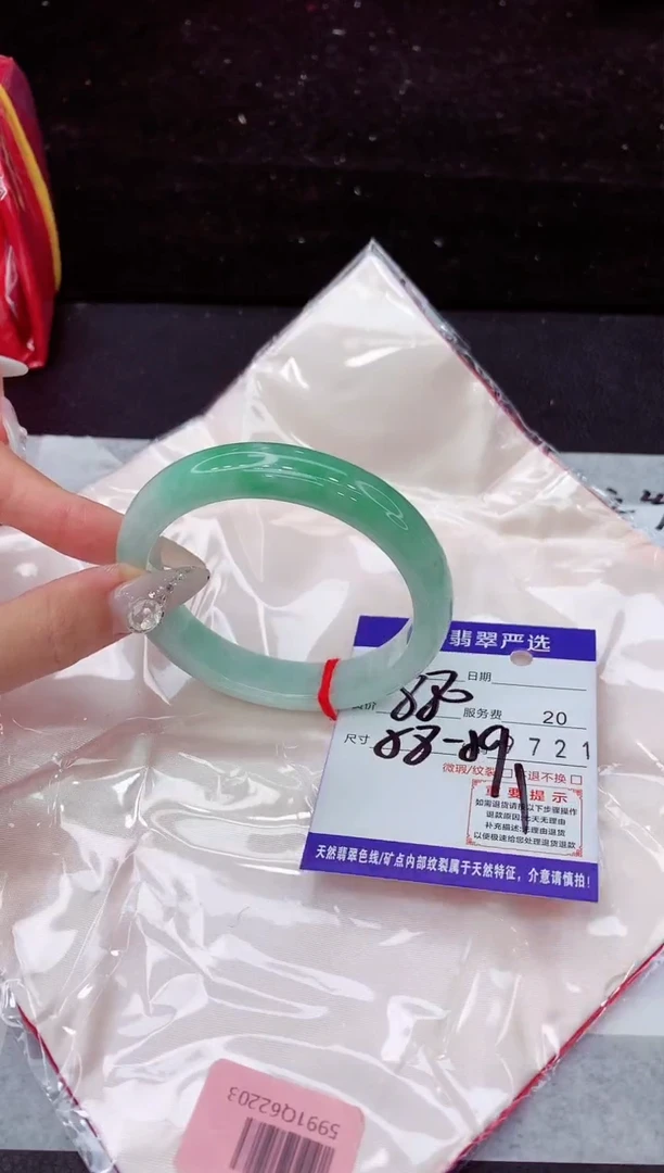 翡翠手镯未镶嵌1