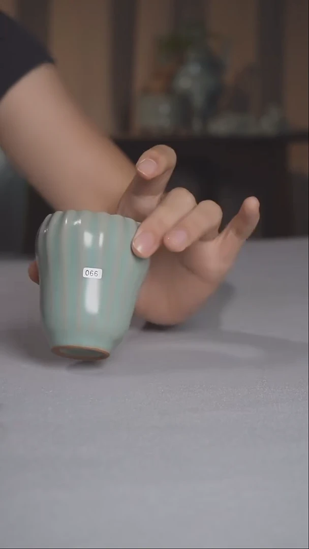 汝瓷066号微瑕佛手瓜杯