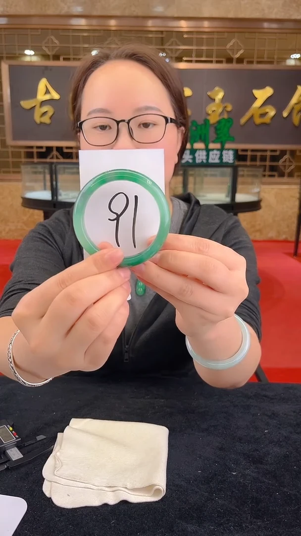 未镶嵌手镯石英质玉（非洲翠）微瑕介意勿拍