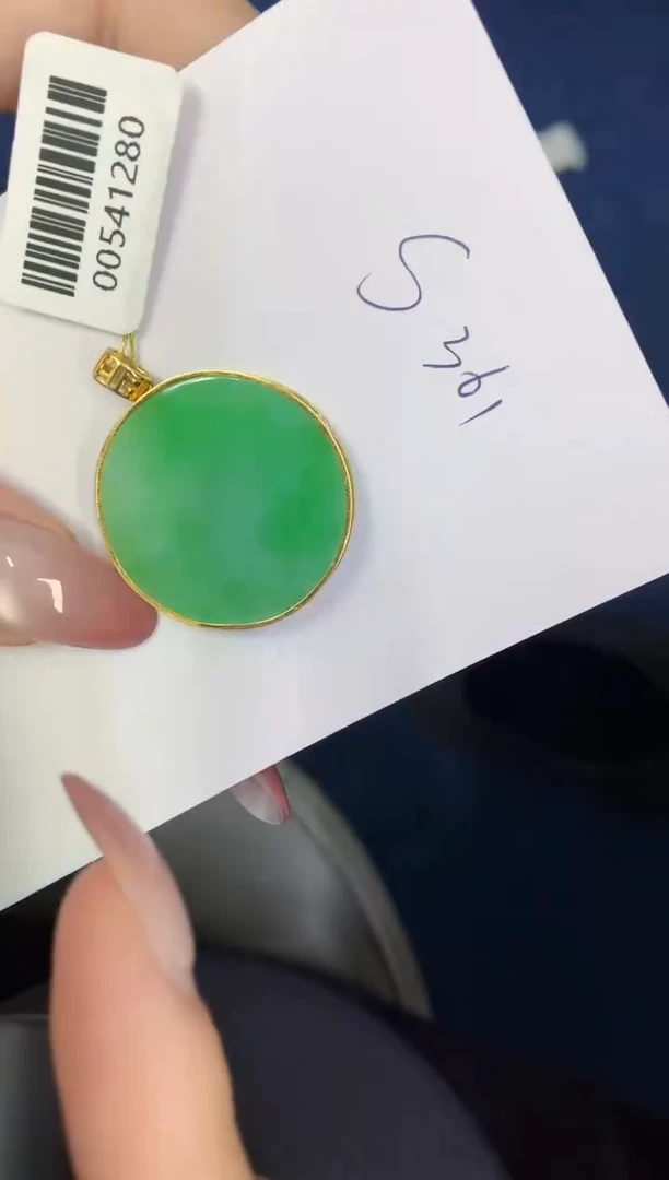 翡翠18K金镶嵌颈饰缅甸天然翡翠A货