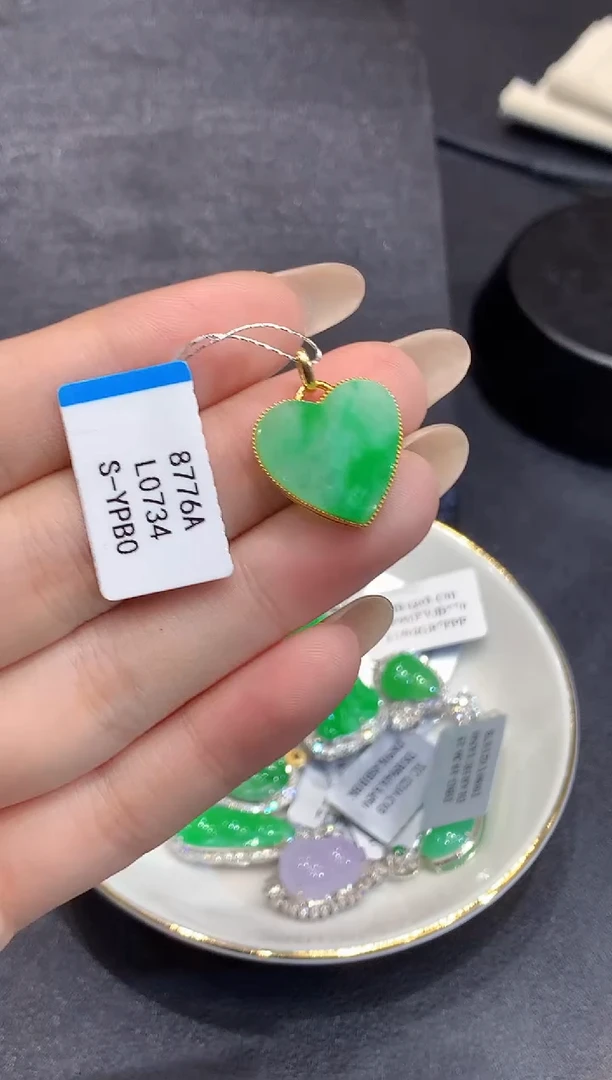 吊坠(不含链)18K金镶嵌翡翠多样性发其一