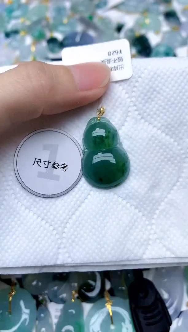 颈饰18K金镶嵌翡翠天然A货翡翠