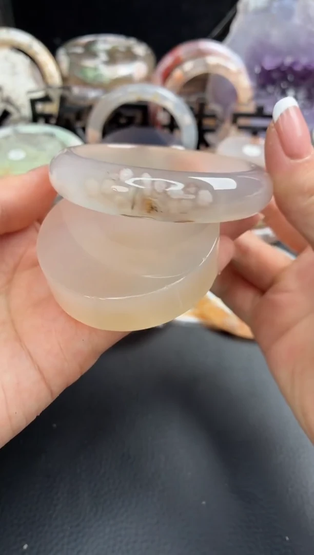 未镶嵌手镯（圆镯）石英质玉56