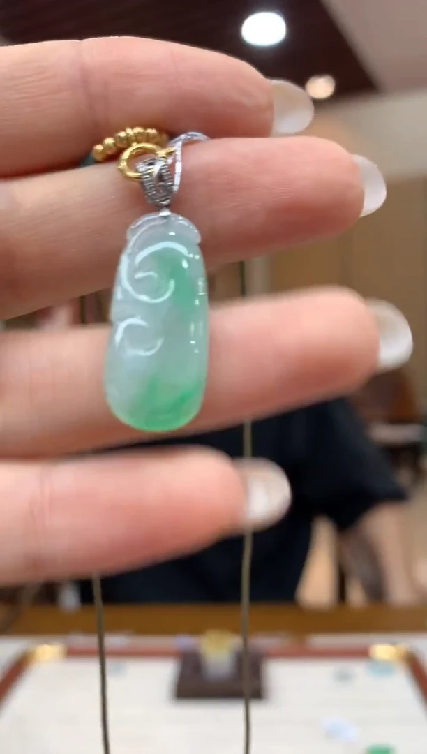 吊坠(不含链)18K金镶嵌翡翠如意