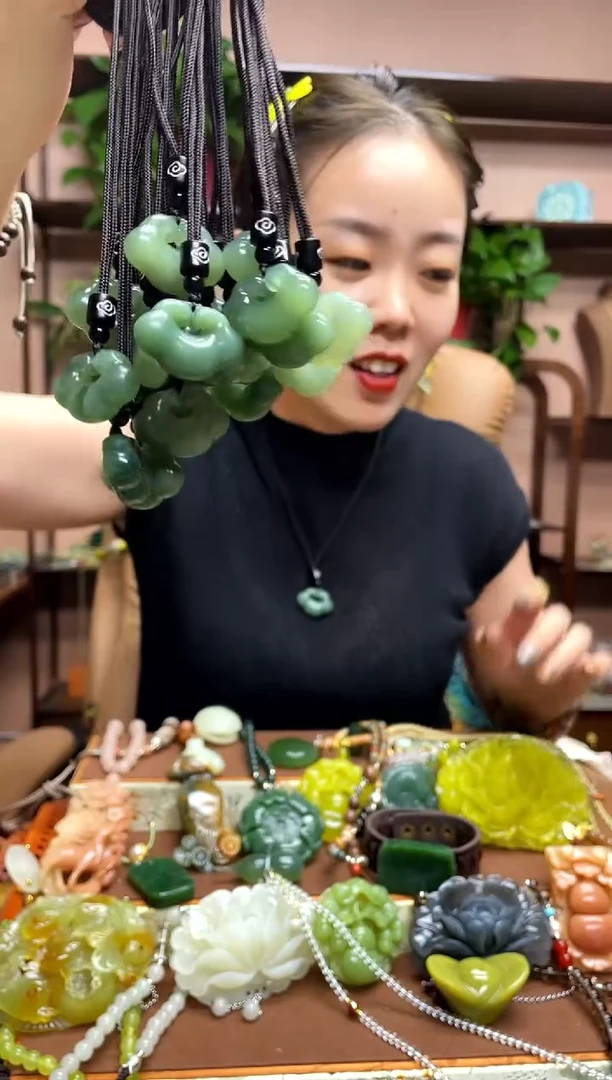 未镶嵌岫玉吊坠多样性发货发其中之一