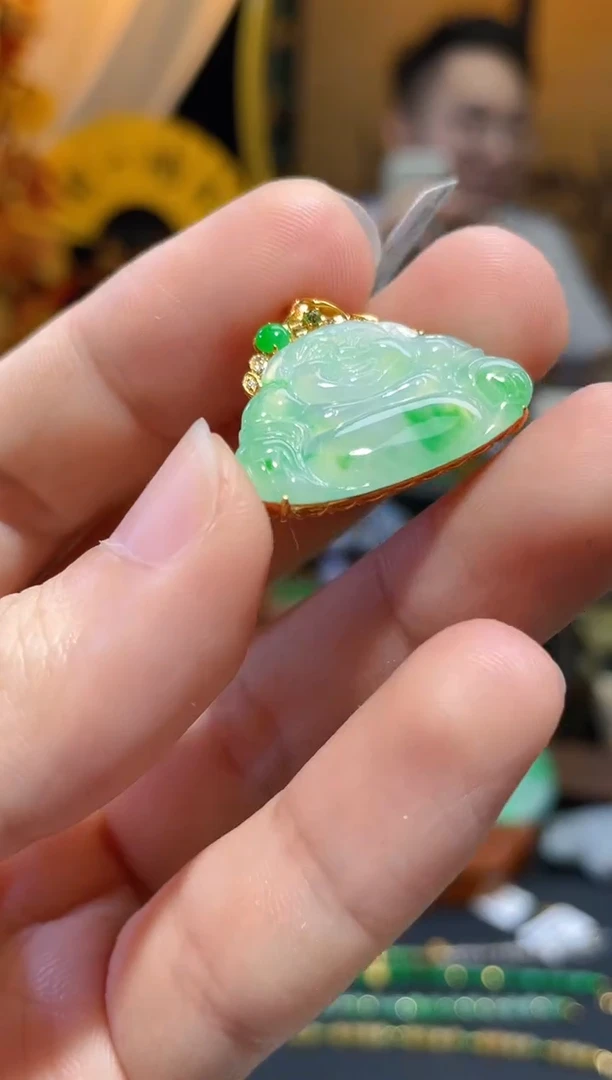 颈饰18K金镶嵌翡翠佛公
