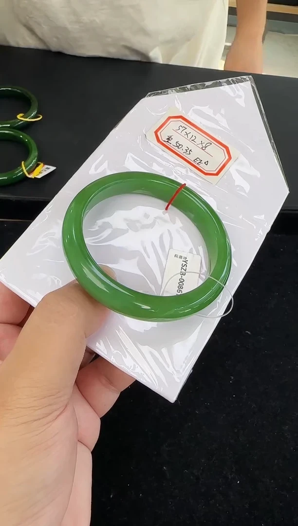 颈饰未镶嵌和田玉（碧玉）俄老料圈口约57mm