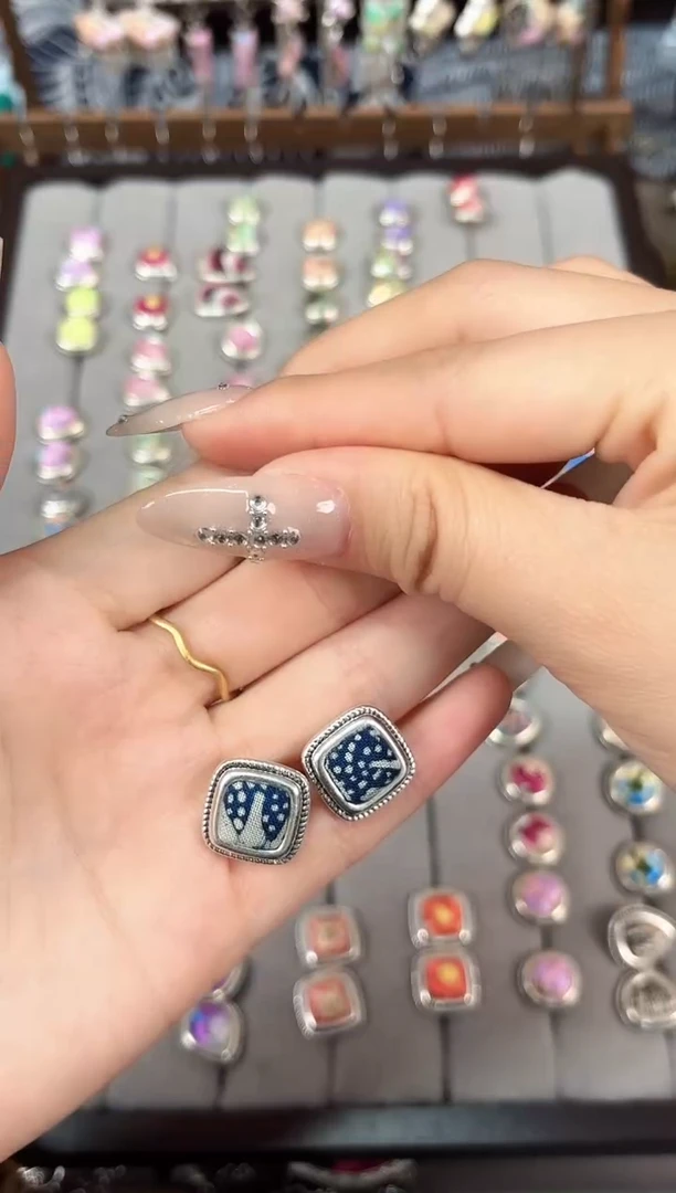 织绣小****?民族风非遗老绣饰品801*