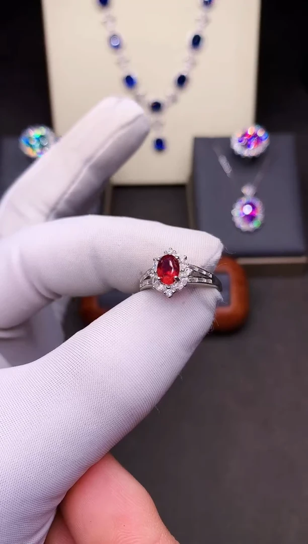 银S925镶嵌戒指红宝石······