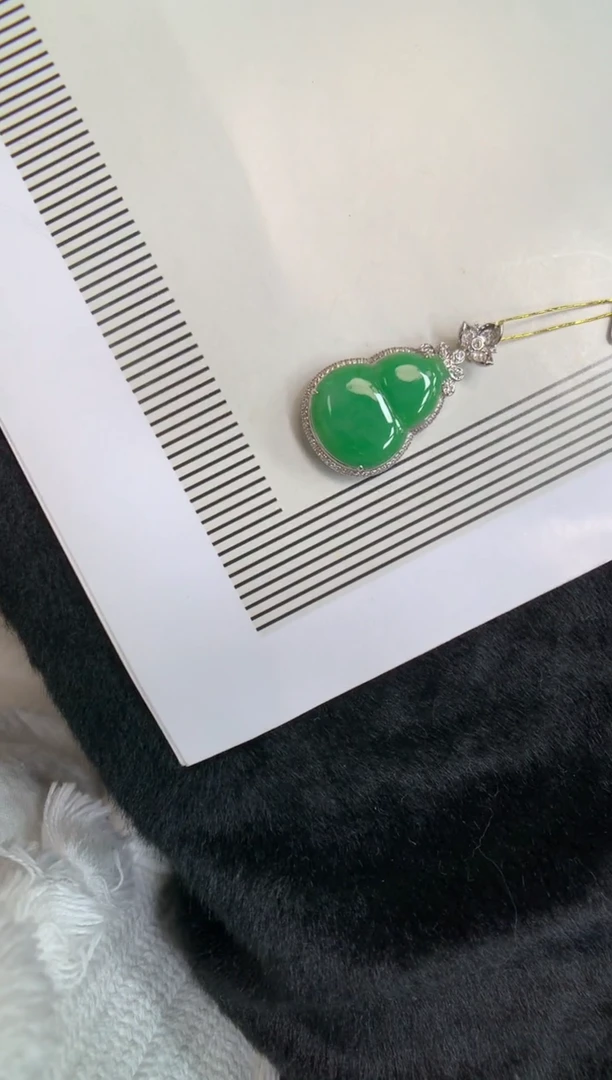 翡翠18K金镶嵌颈饰葫芦