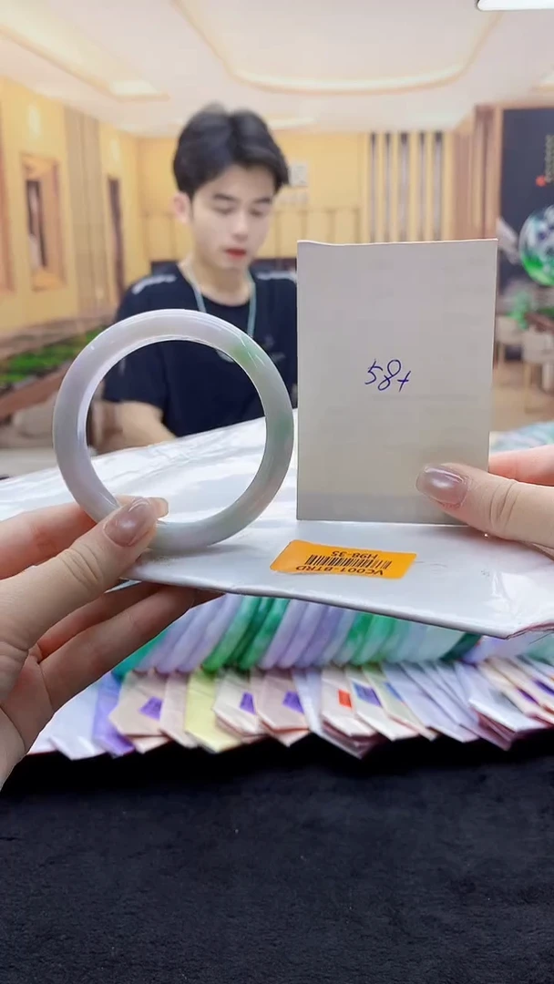 翡翠手镯未镶嵌AAAAA
