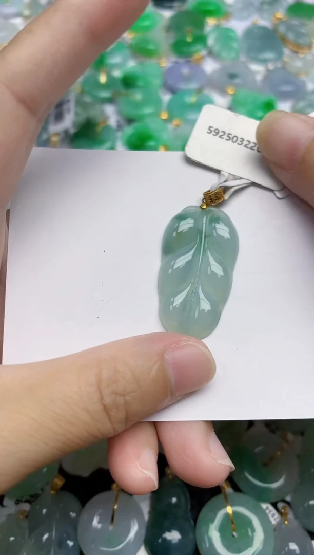 翡翠18K金镶嵌颈饰天然翡翠A货