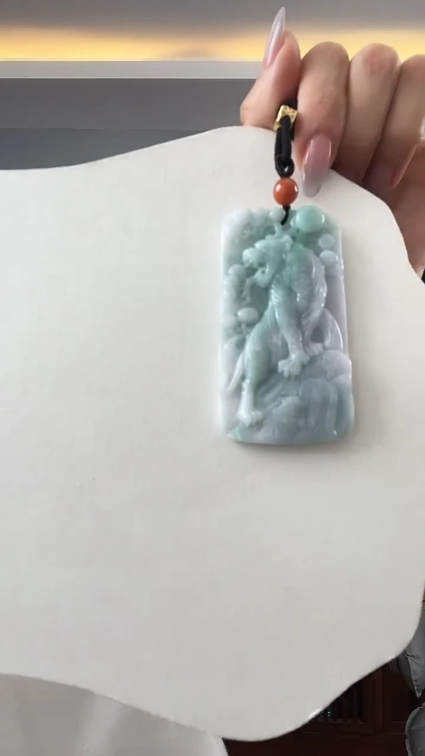 翡翠未镶嵌颈饰上山虎