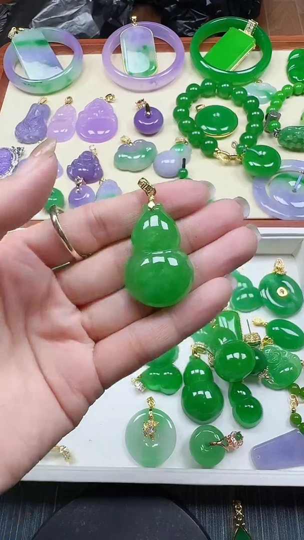 吊坠(赠链)14K金镶嵌翡翠拉绿大葫芦