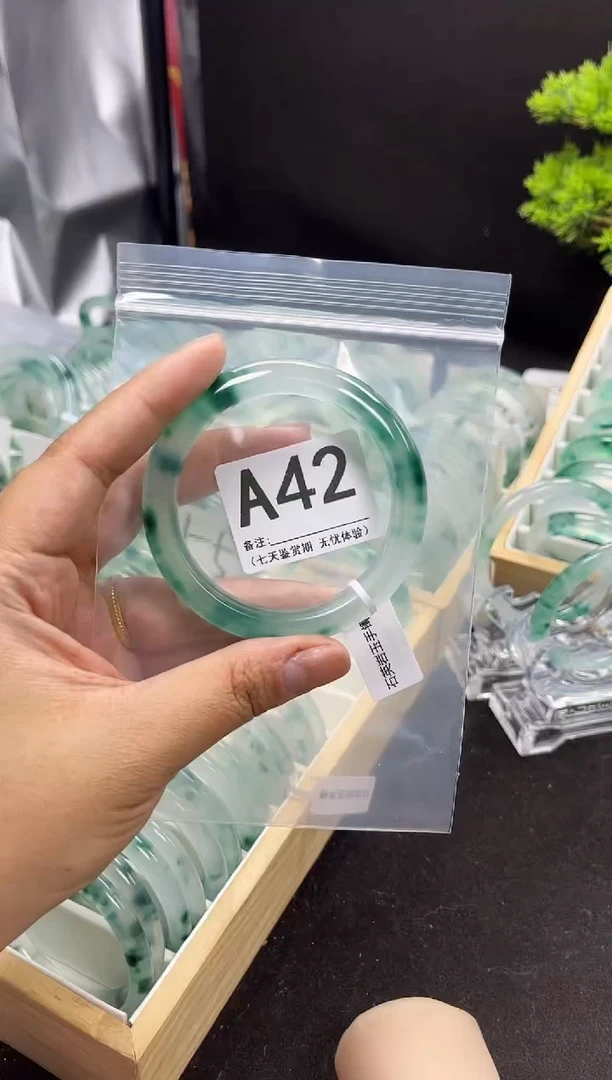【闪购商品】石英岩玉手镯未镶嵌A42