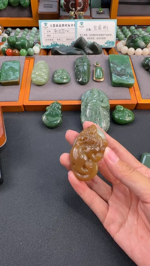 颈饰未镶嵌和田玉吊坠