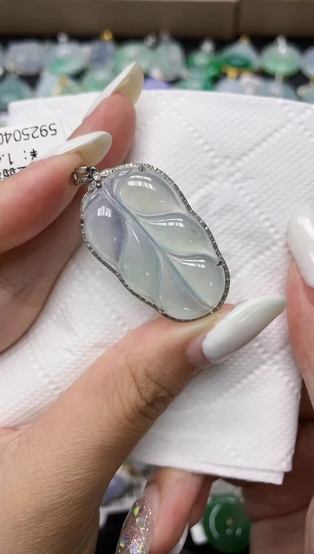 颈饰18K金镶嵌翡翠11111111111