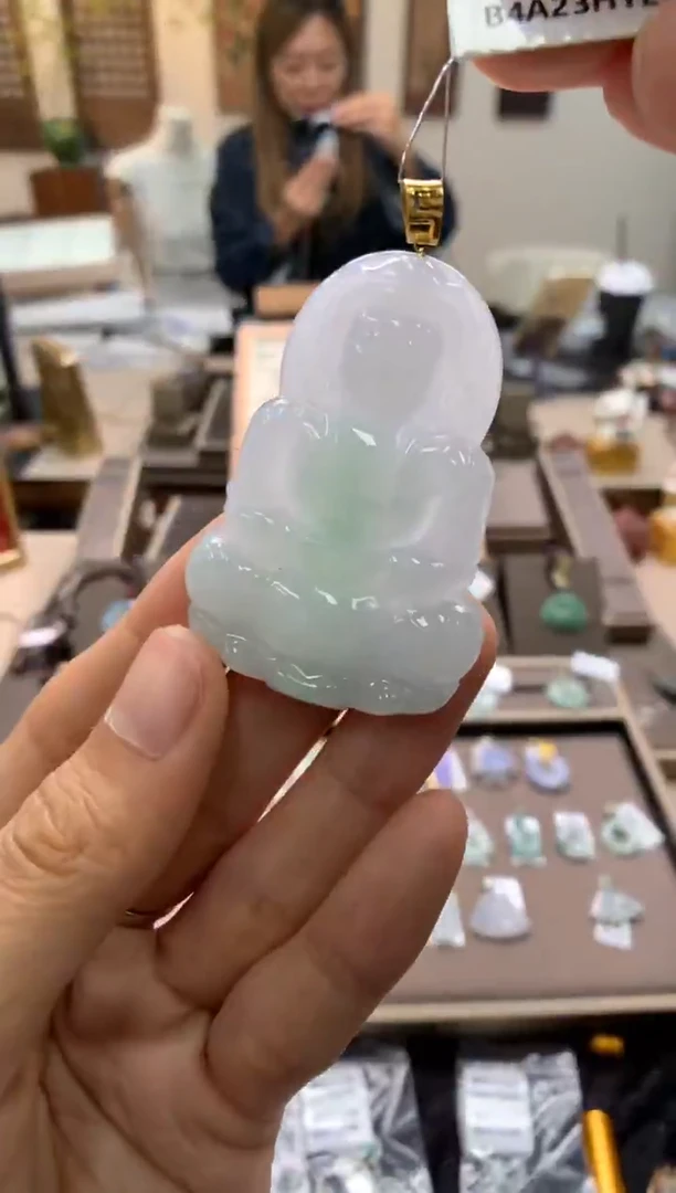 颈饰18K金镶嵌翡翠观音