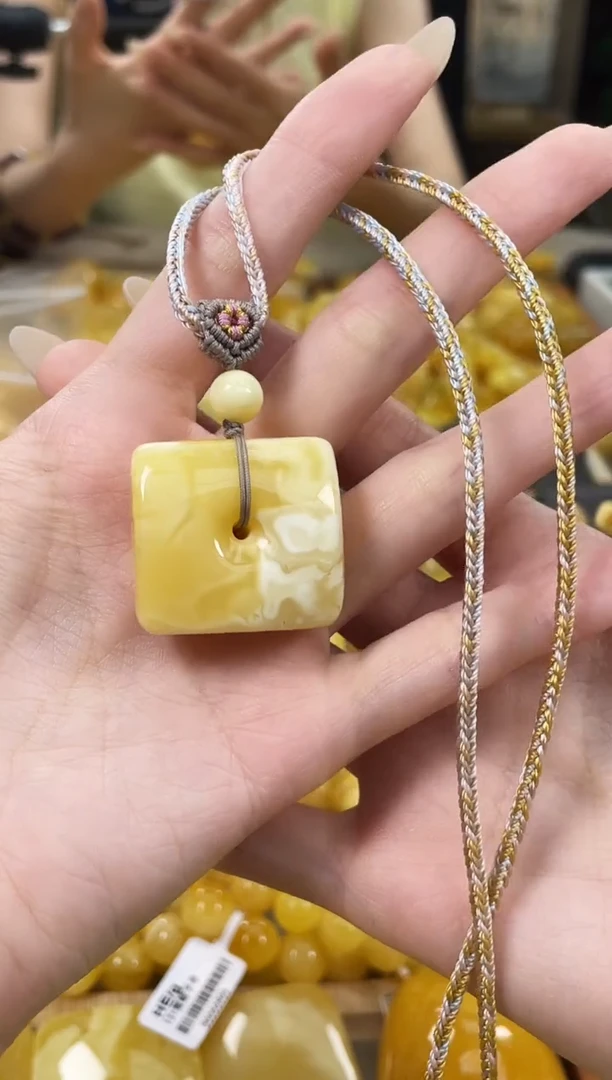 未镶嵌琥珀裸石j10