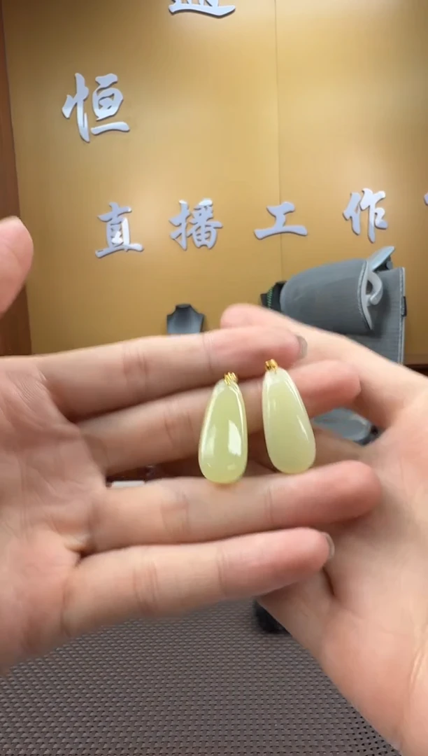 和田玉18K金镶嵌颈饰挂件（多样性，发一­）