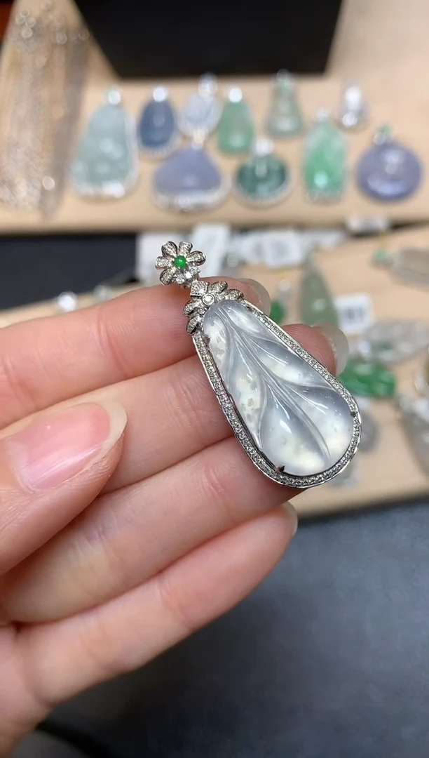 【闪购商品】翡翠颈饰18K金镶嵌芭蕉叶【无服务费