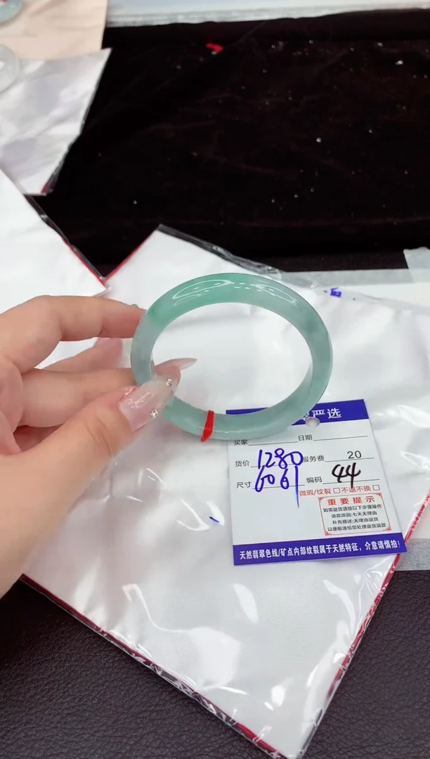 翡翠手镯未镶嵌1