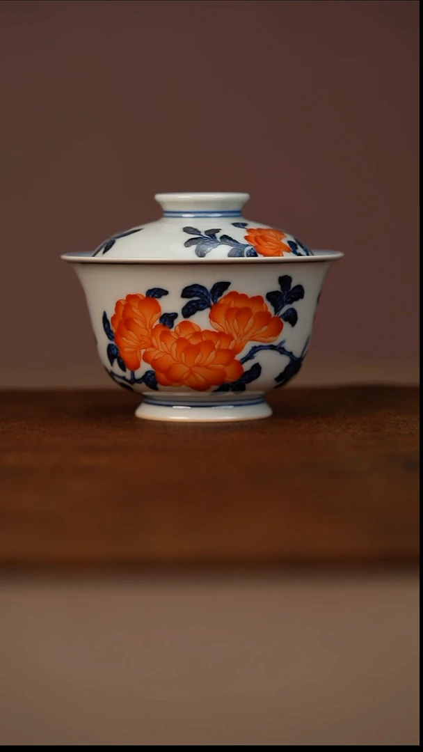 又见春风青花矾红石榴花盖碗