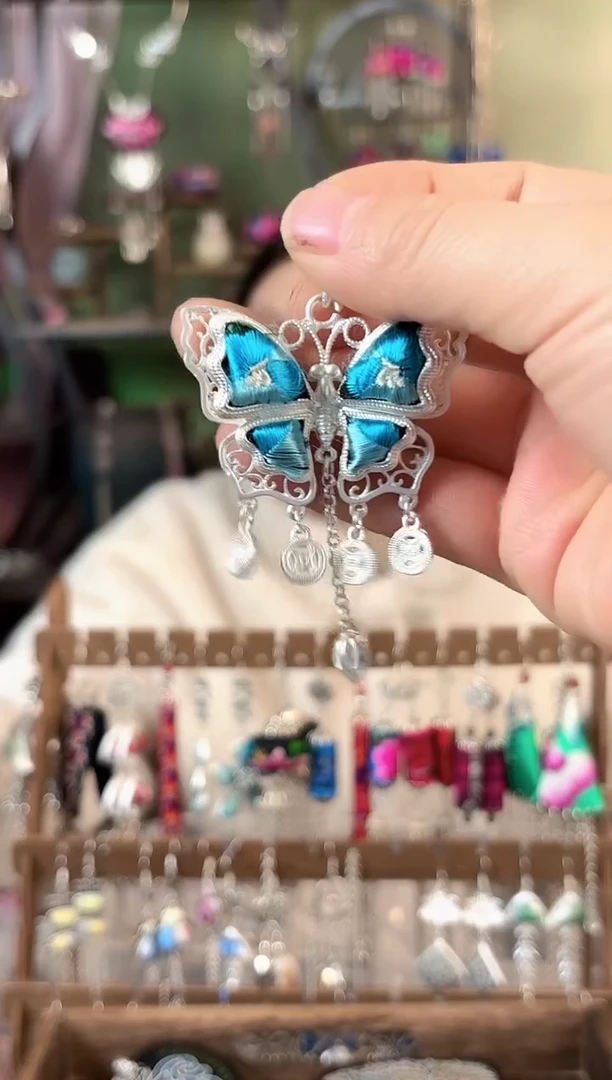 彩云南阁非遗老绣苗银饰品200